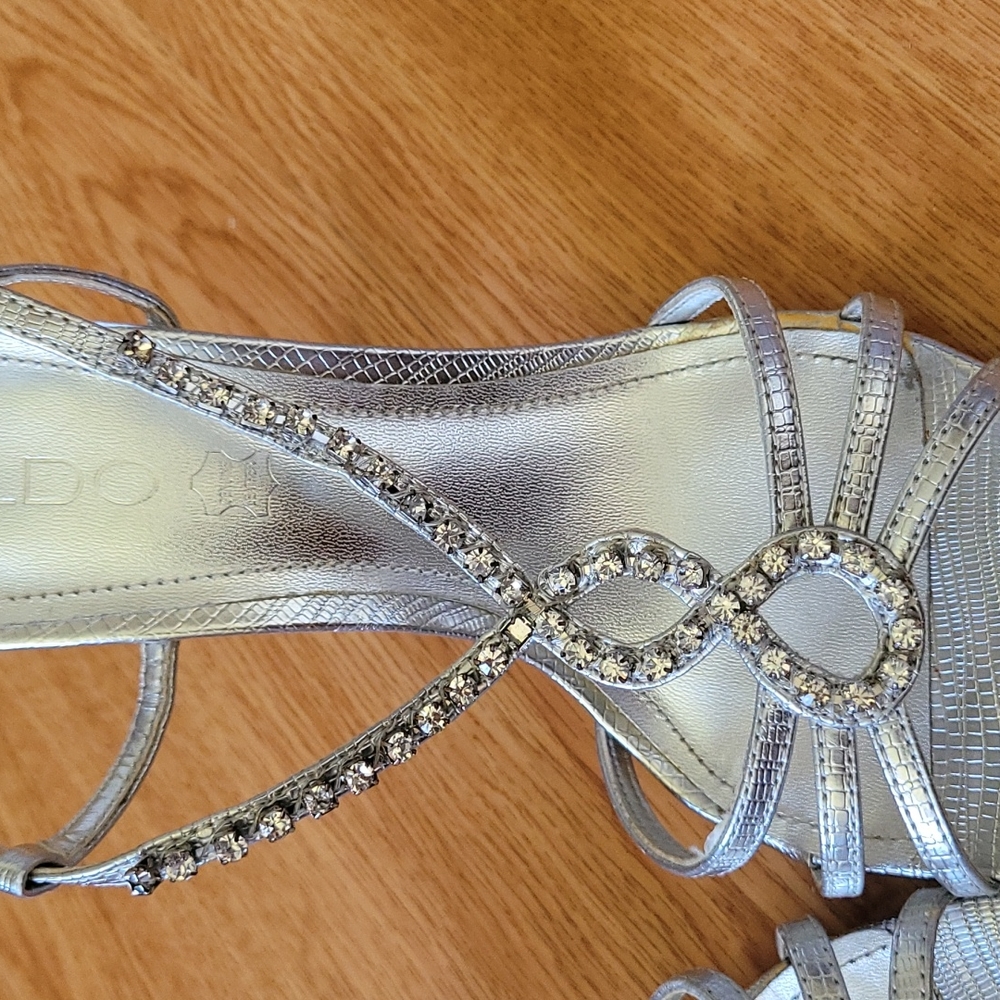 Silver Heels - Picture 3 of 3